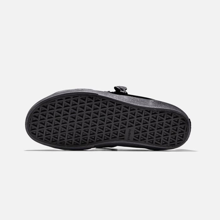 STRAYE Logan Stomper Stealth – bottom view low-top platform sneaker