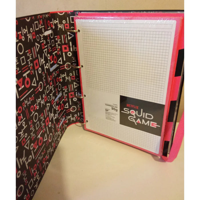 Classeur à Anneaux Squid Game Netflix - Format A4 avec Stickers et Bloc-Notes - Rose et Noir