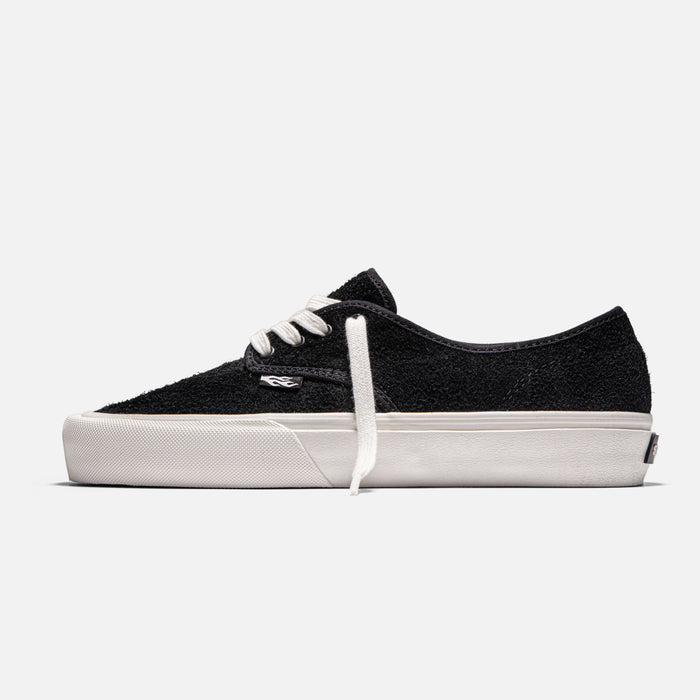 STRAYE Gower Black Suede – side view low-top skate sneaker