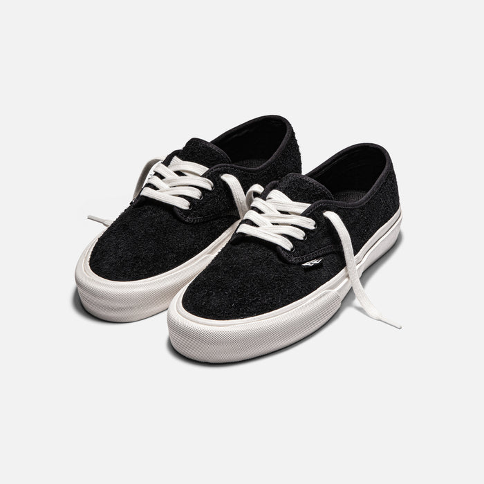 STRAYE Gower Black Suede – front angled view skate sneaker