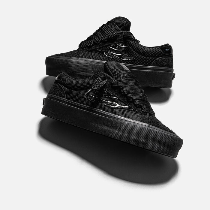 STRAYE Logan Stomper Stealth – freestyle view low-top platform sneaker