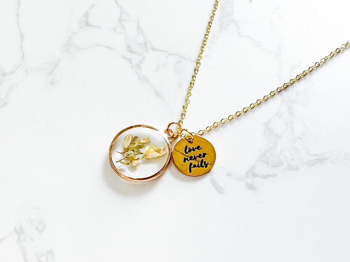 Love Never Fails Dried Flower Gold Necklace - GINGERS