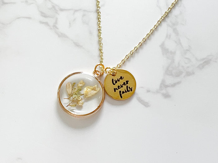 Love Never Fails Dried Flower Gold Necklace - GINGERS