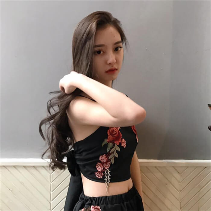 Set with embroidered crop top and shorts with flowers