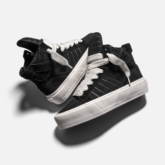 STRAYE SKTP.01 Black – angled lifestyle photo skate shoe