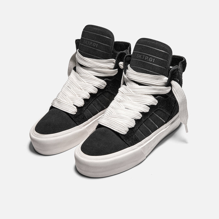 STRAYE SKTP.01 Black – front angled view skate sneaker