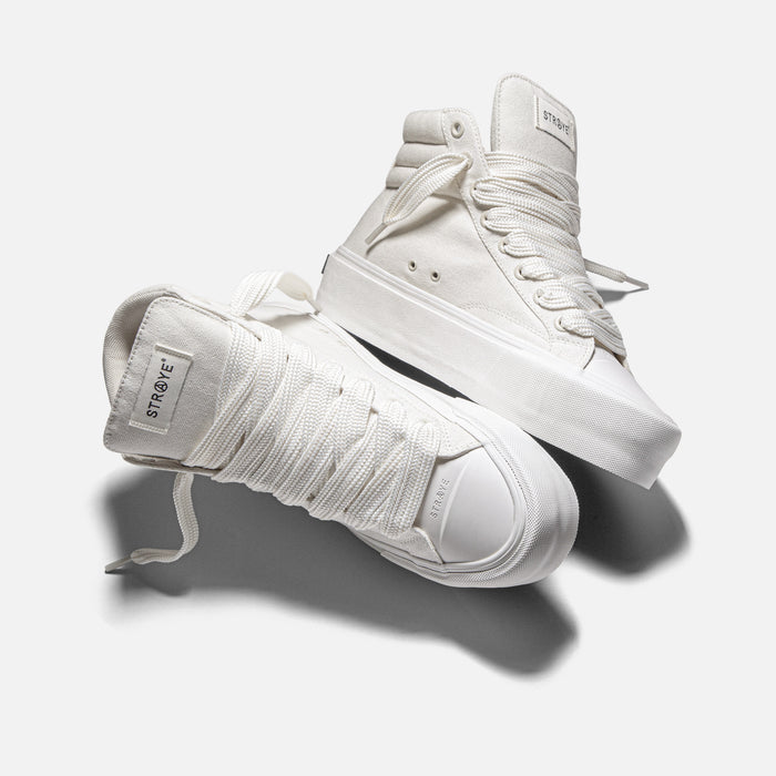 STRAYE Venice Stomper Cream – angled lifestyle photo platform sneaker