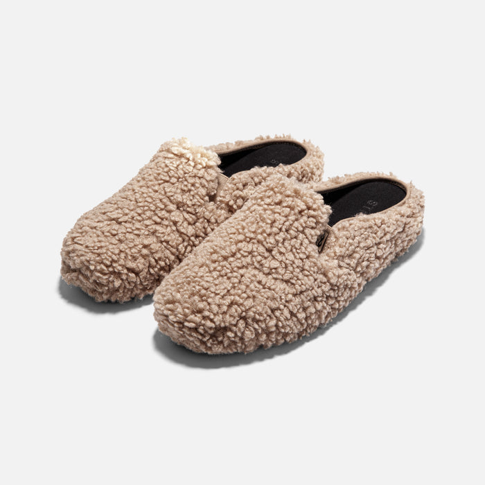 STRAYE Ventura Mule Furry Sand – angled front view slip-on mule
